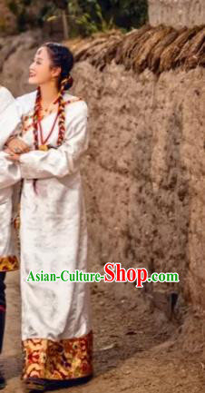 China Traditional Xizang Female White Brocade Tibetan Robe Zang Nationality Bride Performance Clothing China Traditional Xizang Female White Brocade Tibetan Robe Zang Nationality Bride Performance Clothing