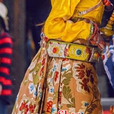 China Traditional Xizang Woman Golden Tibetan Robe Zang Nationality Stage Performance Wedding Clothing