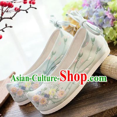 China National Embroidered Flowers Light Green Cloth Shoes Traditional Ming Dynasty Hanfu Shoes Handmade Princess Shoes