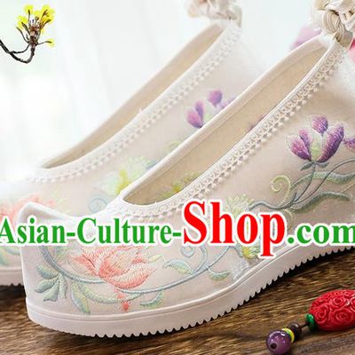 China Traditional Embroidered White Wedges Shoes National Woman Cloth Shoes