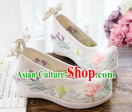 China Traditional Embroidered White Wedges Shoes National Woman Cloth Shoes China Traditional Embroidered White Wedges Shoes National Woman Cloth Shoes