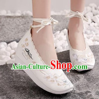 China Embroidered Plum Blossom Shoes National White Cloth Shoes Traditional Tang Dynasty Princess Shoes