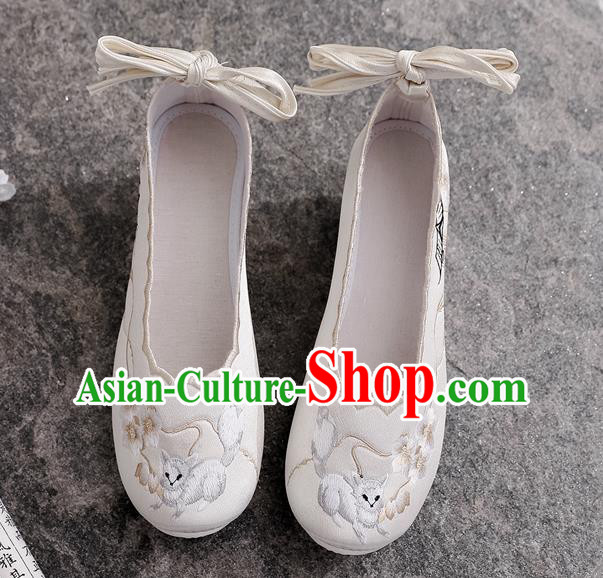 China Embroidered Plum Blossom Shoes National White Cloth Shoes Traditional Tang Dynasty Princess Shoes China Embroidered Plum Blossom Shoes National White Cloth Shoes Traditional Tang Dynasty Princess Shoes