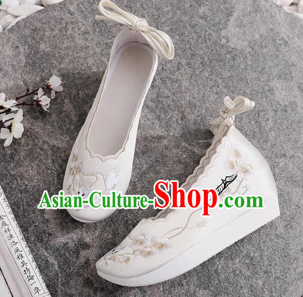 China Embroidered Plum Blossom Shoes National White Cloth Shoes Traditional Tang Dynasty Princess Shoes China Embroidered Plum Blossom Shoes National White Cloth Shoes Traditional Tang Dynasty Princess Shoes