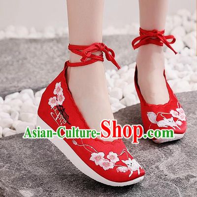 China Traditional Tang Dynasty Princess Shoes Embroidered Plum Blossom Shoes National Wedding Red Cloth Shoes