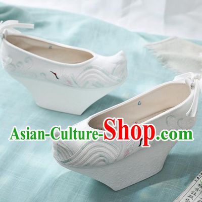China Traditional Qing Dynasty Imperial Concubine Shoes Embroidered Crane White Cloth Shoes Handmade Saucers Shoes