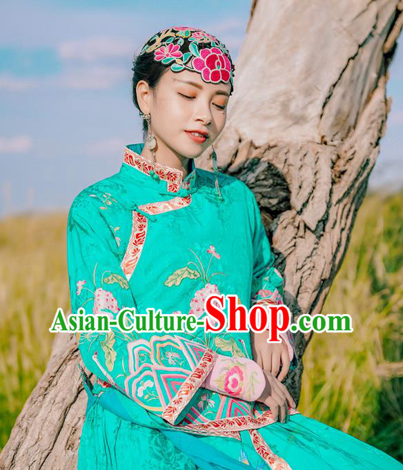 Chinese Traditional Woman Outer Garment Costume Tang Suit Embroidered Green Jacket Chinese Traditional Woman Outer Garment Costume Tang Suit Embroidered Green Jacket