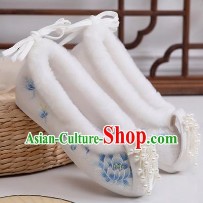 China Handmade Winter Pearls Tassel Shoes National Embroidered Epiphyllum Shoes Traditional Xiuhe Suit White Cloth Shoes