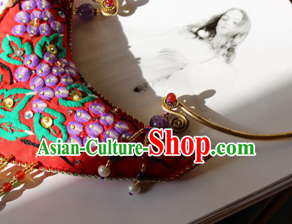 China Handmade Embroidered Red Sachet Necklet Accessories Traditional Cheongsam Tassel Brass Necklace China Handmade Embroidered Red Sachet Necklet Accessories Traditional Cheongsam Tassel Brass Necklace
