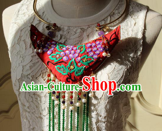 China Handmade Embroidered Red Sachet Necklet Accessories Traditional Cheongsam Tassel Brass Necklace China Handmade Embroidered Red Sachet Necklet Accessories Traditional Cheongsam Tassel Brass Necklace