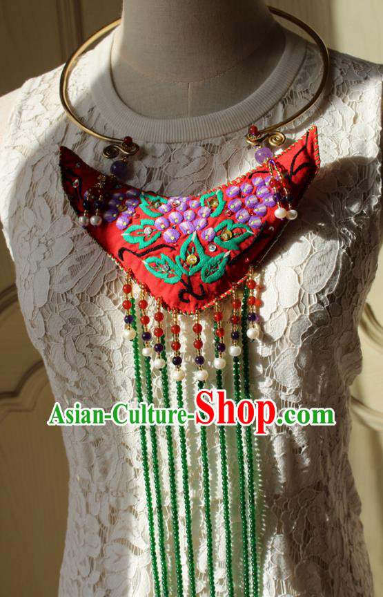 China Handmade Embroidered Red Sachet Necklet Accessories Traditional Cheongsam Tassel Brass Necklace China Handmade Embroidered Red Sachet Necklet Accessories Traditional Cheongsam Tassel Brass Necklace