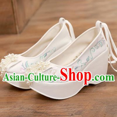 China Traditional Cheongsam Wedge Heel Shoes National Embroidered White Shoes