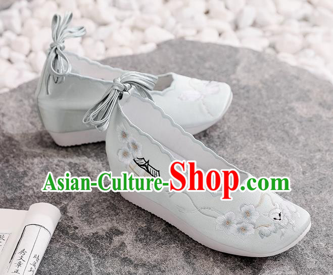 China Embroidered Shoes National Satin Shoes Traditional Tang Dynasty Princess Light Green Shoes China Embroidered Shoes National Satin Shoes Traditional Tang Dynasty Princess Light Green Shoes