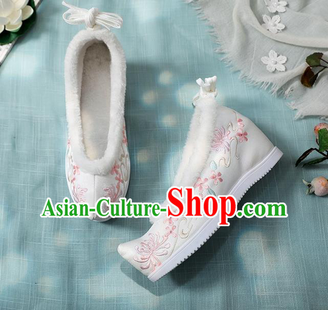 Chinese National Winter Shoes Embroidered Chrysanthemum White Cloth Shoes Classical Dance Wedge Heel Shoes Chinese National Winter Shoes Embroidered Chrysanthemum White Cloth Shoes Classical Dance Wedge Heel Shoes