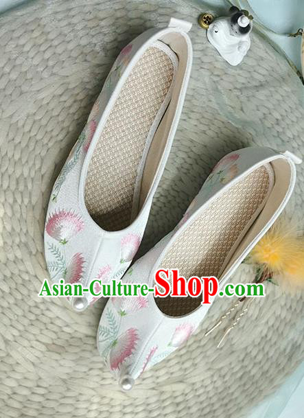 China Classical White Embroidered Shoes Traditional Ming Dynasty Palace Lady Shoes Ancient Hanfu Shoes China Classical White Embroidered Shoes Traditional Ming Dynasty Palace Lady Shoes Ancient Hanfu Shoes