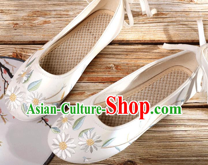 China Embroidery Daisy Shoes National Female Shoes Traditional Folk Dance Shoes China Embroidery Daisy Shoes National Female Shoes Traditional Folk Dance Shoes