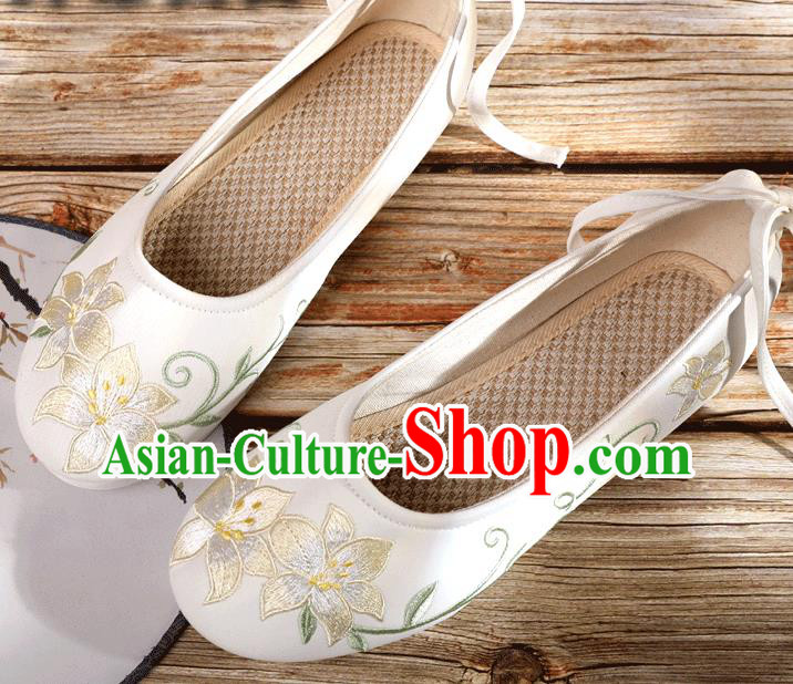 China Embroidery Lily Flowers Shoes National Woman Dance Shoes Traditional Beijing Cloth Shoes China Embroidery Lily Flowers Shoes National Woman Dance Shoes Traditional Beijing Cloth Shoes
