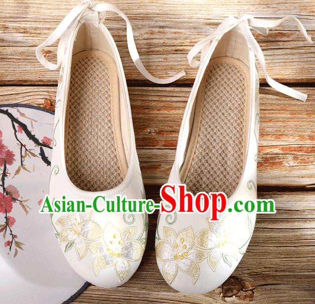 China Embroidery Lily Flowers Shoes National Woman Dance Shoes Traditional Beijing Cloth Shoes China Embroidery Lily Flowers Shoes National Woman Dance Shoes Traditional Beijing Cloth Shoes