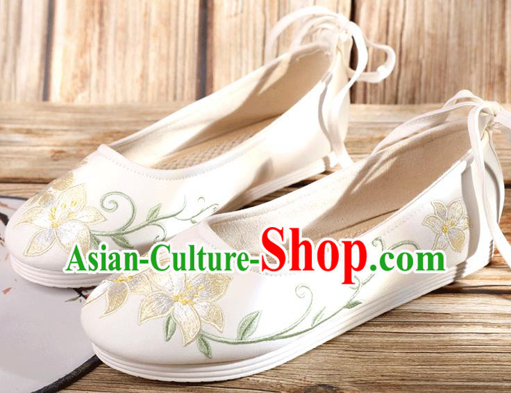 China Embroidery Lily Flowers Shoes National Woman Dance Shoes Traditional Beijing Cloth Shoes China Embroidery Lily Flowers Shoes National Woman Dance Shoes Traditional Beijing Cloth Shoes