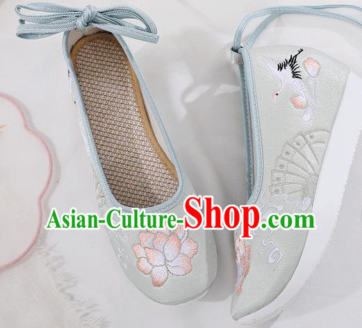 China Ancient Princess Light Green Cloth Shoes Traditional Ming Dynasty Embroidered Shoes China Ancient Princess Light Green Cloth Shoes Traditional Ming Dynasty Embroidered Shoes