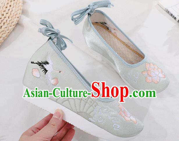 China Ancient Princess Light Green Cloth Shoes Traditional Ming Dynasty Embroidered Shoes China Ancient Princess Light Green Cloth Shoes Traditional Ming Dynasty Embroidered Shoes