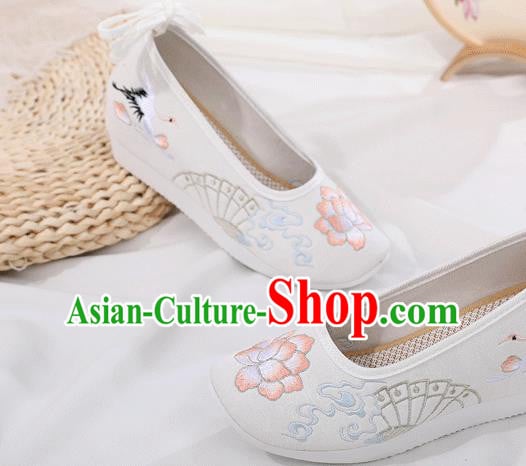 China Traditional Ming Dynasty Embroidered Shoes Ancient Princess White Cloth Shoes China Traditional Ming Dynasty Embroidered Shoes Ancient Princess White Cloth Shoes