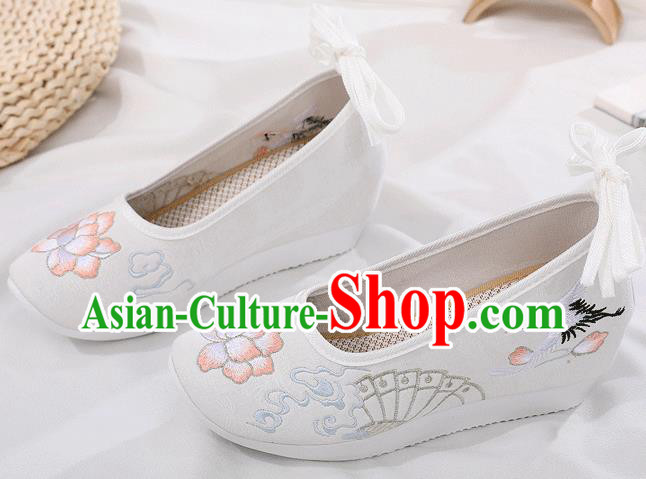 China Traditional Ming Dynasty Embroidered Shoes Ancient Princess White Cloth Shoes China Traditional Ming Dynasty Embroidered Shoes Ancient Princess White Cloth Shoes
