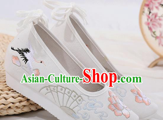 China Traditional Ming Dynasty Embroidered Shoes Ancient Princess White Cloth Shoes China Traditional Ming Dynasty Embroidered Shoes Ancient Princess White Cloth Shoes