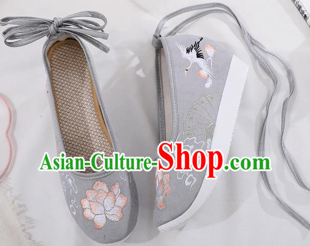 China Traditional Embroidered Grey Cloth Shoes Ancient Ming Dynasty Princess Shoes China Traditional Embroidered Grey Cloth Shoes Ancient Ming Dynasty Princess Shoes