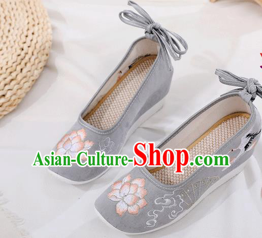 China Traditional Embroidered Grey Cloth Shoes Ancient Ming Dynasty Princess Shoes China Traditional Embroidered Grey Cloth Shoes Ancient Ming Dynasty Princess Shoes