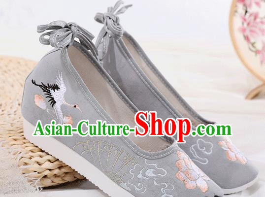 China Traditional Embroidered Grey Cloth Shoes Ancient Ming Dynasty Princess Shoes China Traditional Embroidered Grey Cloth Shoes Ancient Ming Dynasty Princess Shoes
