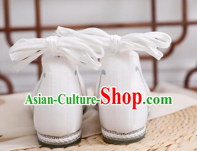 Chinese Ancient Princess Embroidered White Satin Shoes Traditional Ming Dynasty Pearls Shoes Hanfu Shoes Chinese Ancient Princess Embroidered White Satin Shoes Traditional Ming Dynasty Pearls Shoes Hanfu Shoes