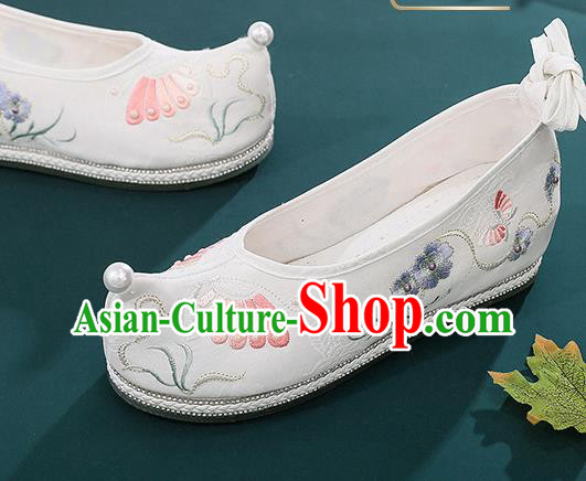 China Traditional White Cloth Hanfu Shoes Ancient Ming Dynasty Princess Shoes Embroidered Butterfly Shoes China Traditional White Cloth Hanfu Shoes Ancient Ming Dynasty Princess Shoes Embroidered Butterfly Shoes