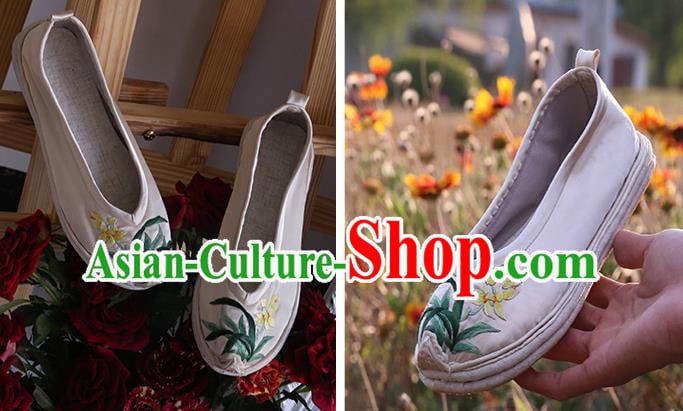 Chinese Yunnan Ethnic Beige Satin Shoes Hand Embroidered Orchids Shoes Traditional National Shoes Chinese Yunnan Ethnic Beige Satin Shoes Hand Embroidered Orchids Shoes Traditional National Shoes