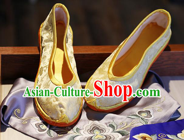 Chinese Handmade Light Golden Brocade Shoes Traditional Ancient Empress Shoes Classical Dragons Pattern Shoes Chinese Handmade Light Golden Brocade Shoes Traditional Ancient Empress Shoes Classical Dragons Pattern Shoes