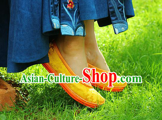 Chinese Handmade Light Golden Brocade Shoes Traditional Ancient Empress Shoes Classical Dragons Pattern Shoes Chinese Handmade Light Golden Brocade Shoes Traditional Ancient Empress Shoes Classical Dragons Pattern Shoes