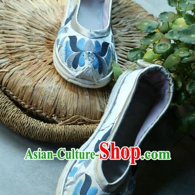 Chinese Traditional Ethnic Dance Shoes Yi Nationality Shoes Handmade Embroidered White Satin Shoes