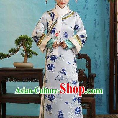 China Traditional Qing Dynasty Manchu Princess Consort Clothing Ancient Imperial Concubine Dress Garments and Headdress Complete Set