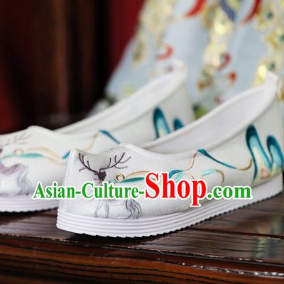 Chinese Traditional Handmade Embroidered Mountain and Deer Shoes