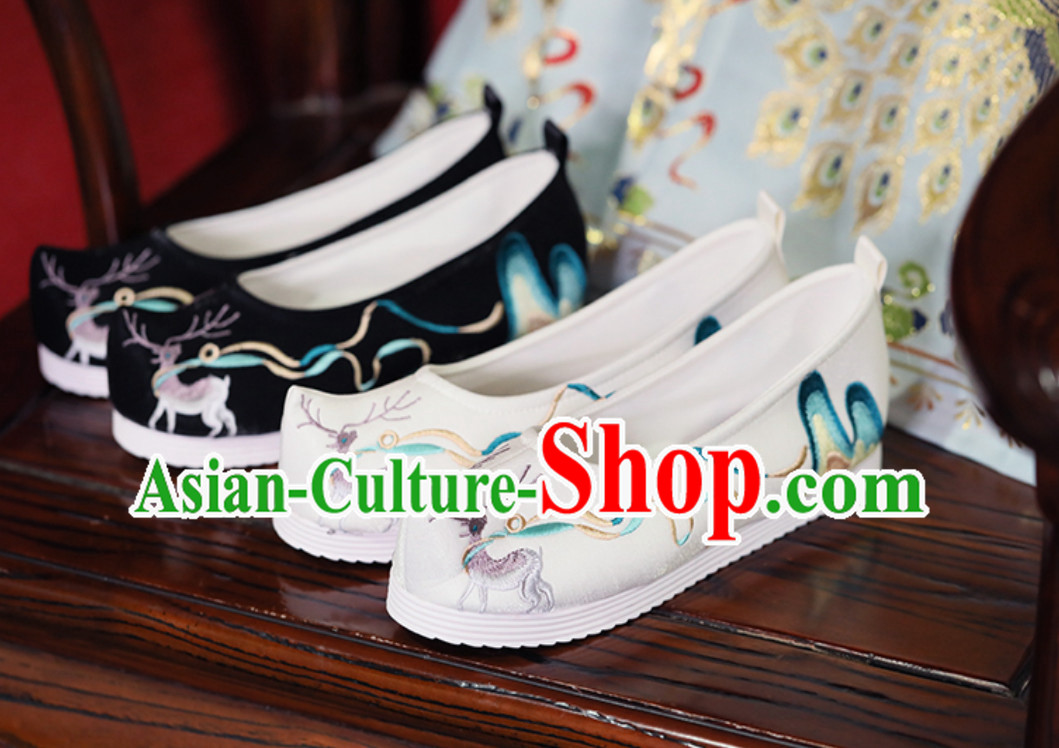 Chinese Traditional Handmade Embroidered Mountain and Deer Shoes Chinese Traditional Handmade Embroidered Mountain and Deer Shoes