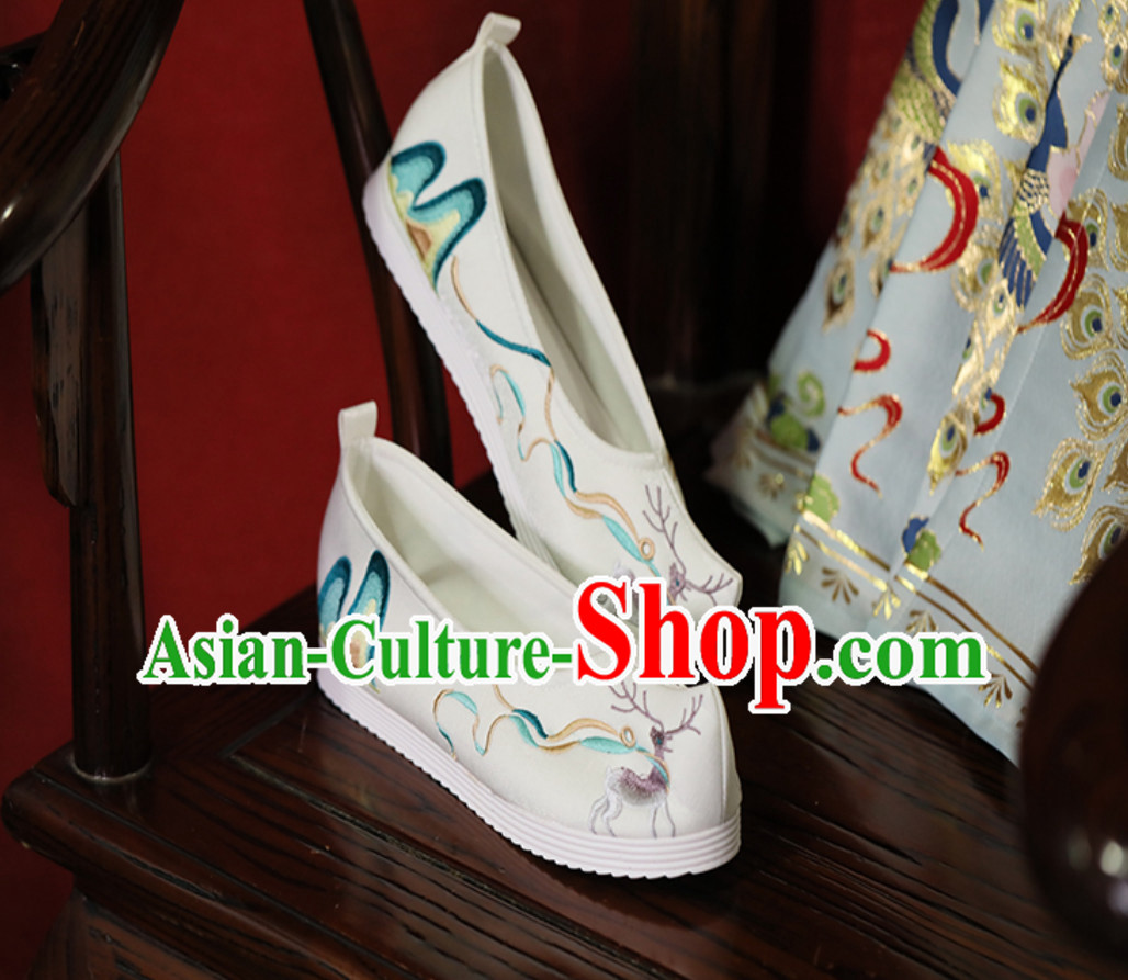 Chinese Traditional Handmade Embroidered Mountain and Deer Shoes Chinese Traditional Handmade Embroidered Mountain and Deer Shoes