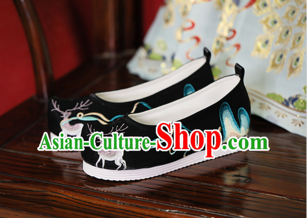 Chinese Traditional Handmade Embroidered Mountain and Deer Shoes Chinese Traditional Handmade Embroidered Mountain and Deer Shoes