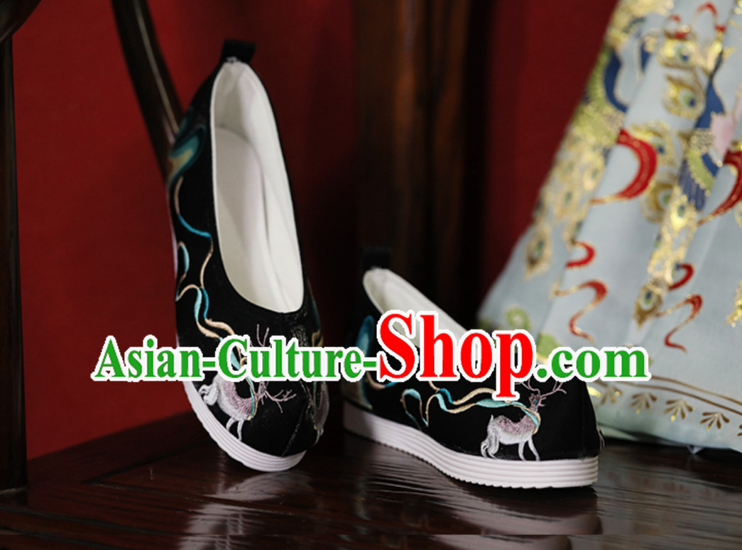 Chinese Traditional Handmade Embroidered Mountain and Deer Shoes Chinese Traditional Handmade Embroidered Mountain and Deer Shoes