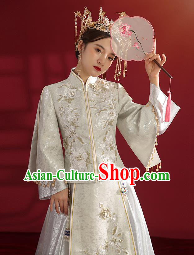 China Traditional Wedding Costumes Classical Embroidered White Xiuhe Suit Bride Dress China Traditional Wedding Costumes Classical Embroidered White Xiuhe Suit Bride Dress