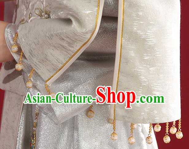 China Traditional Wedding Costumes Classical Embroidered White Xiuhe Suit Bride Dress China Traditional Wedding Costumes Classical Embroidered White Xiuhe Suit Bride Dress