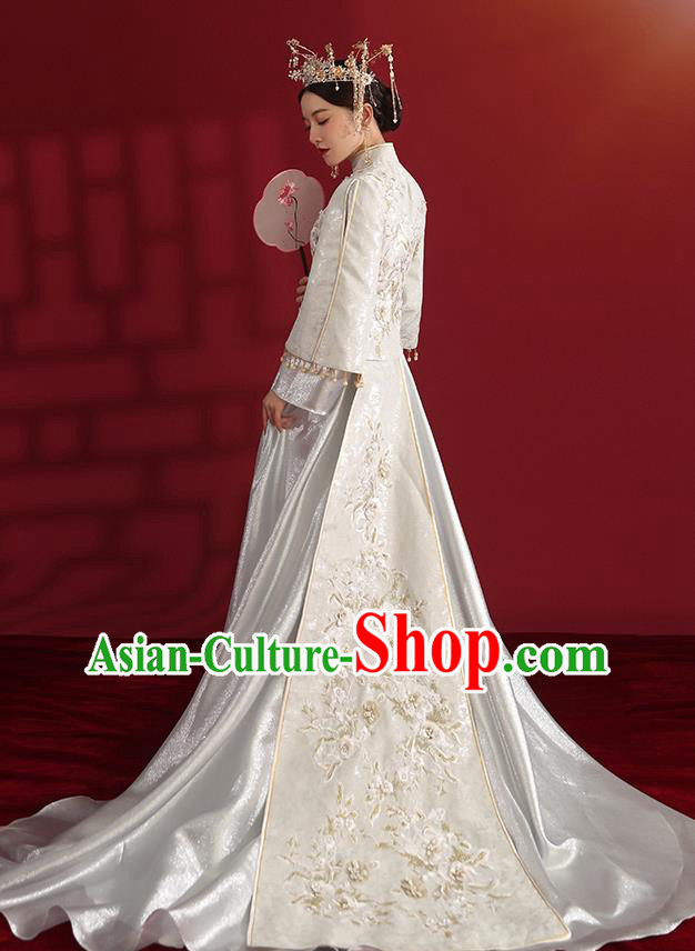 China Traditional Wedding Costumes Classical Embroidered White Xiuhe Suit Bride Dress China Traditional Wedding Costumes Classical Embroidered White Xiuhe Suit Bride Dress