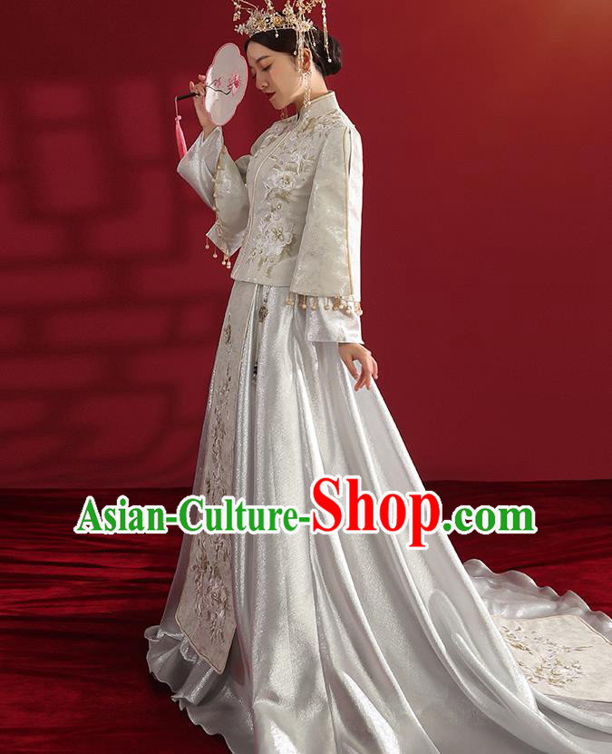 China Traditional Wedding Costumes Classical Embroidered White Xiuhe Suit Bride Dress China Traditional Wedding Costumes Classical Embroidered White Xiuhe Suit Bride Dress