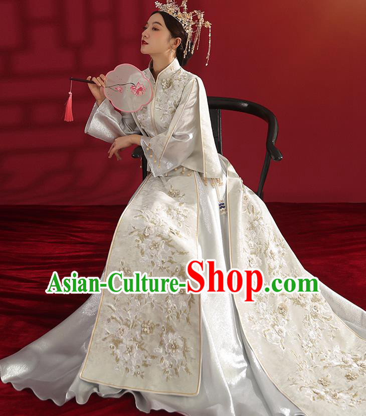 China Traditional Wedding Costumes Classical Embroidered White Xiuhe Suit Bride Dress China Traditional Wedding Costumes Classical Embroidered White Xiuhe Suit Bride Dress