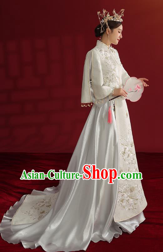 China Traditional Wedding Costumes Classical Embroidered White Xiuhe Suit Bride Dress China Traditional Wedding Costumes Classical Embroidered White Xiuhe Suit Bride Dress