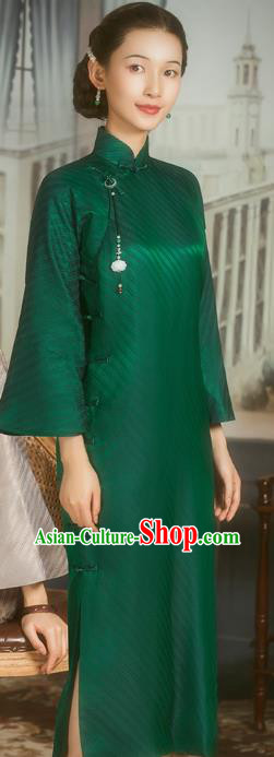 China Classical Green Silk Cheongsam Traditional Minguo Shanghai Woman Wide Sleeve Qipao Dress China Classical Green Silk Cheongsam Traditional Minguo Shanghai Woman Wide Sleeve Qipao Dress